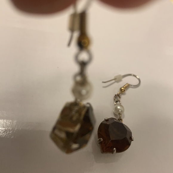 Heart shaped brown colour small pearl earrings - Picture 5 of 6